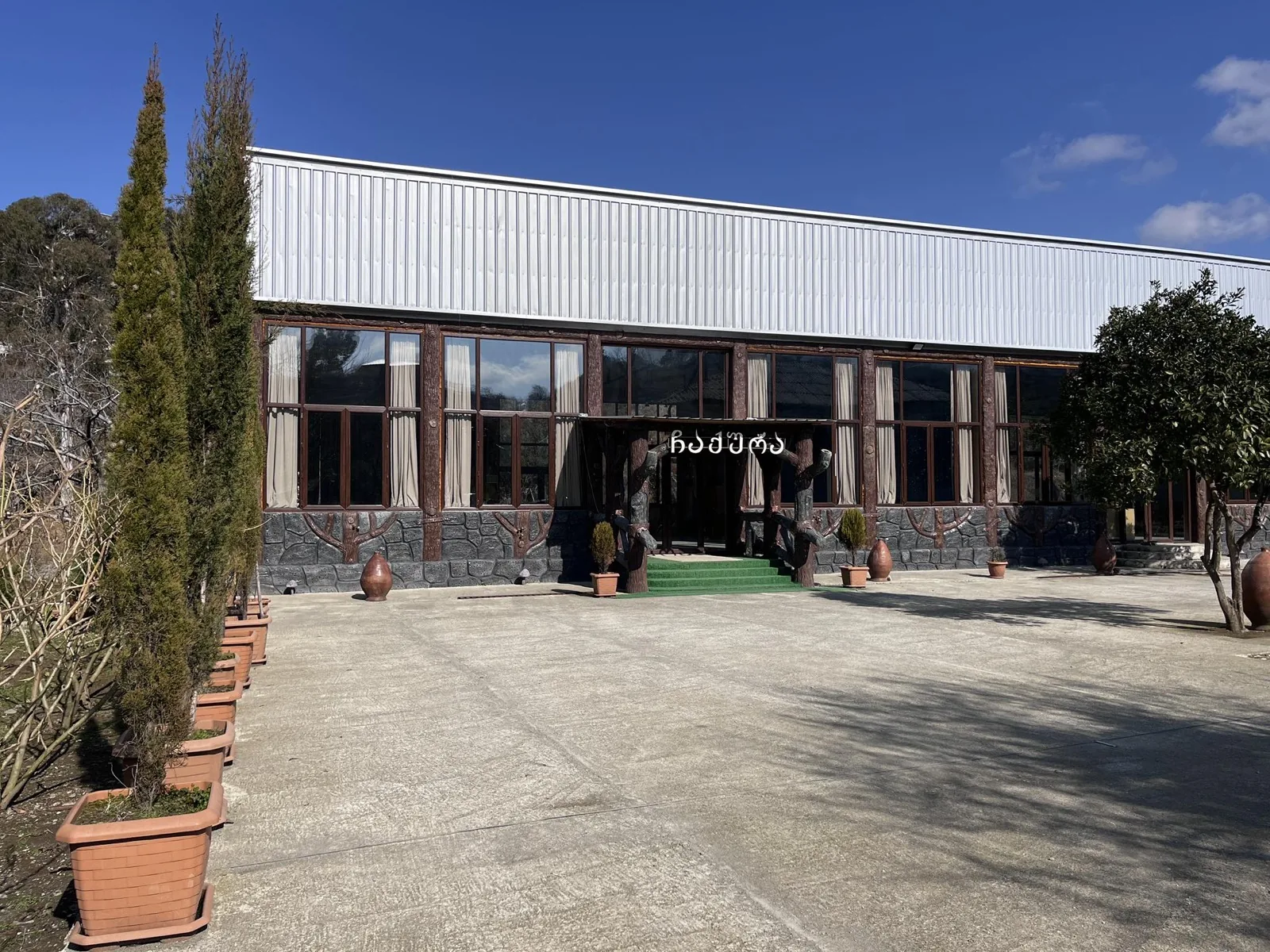 CHAKURA restaurant exterior - the wood-framed family hall in Chaisubani village